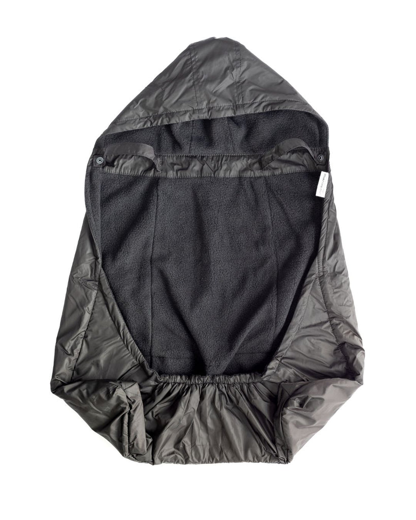 תמונת פק שוט של מעיל מנשא בצבע שחור  עשוי שכבה פנימית של בד פליז מחמם ושכבה חיצונית של ניילון נגד גשם של חברת אורבן בייבי. נועם להחליף שמיכת מנשא בחורף