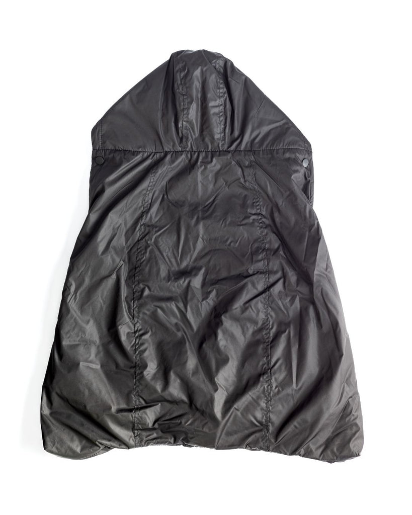 תמונת פק שוט של מעיל מנשא בצבע שחור  עשוי שכבה פנימית של בד פליז מחמם ושכבה חיצונית של ניילון נגד גשם של חברת אורבן בייבי. נועם להחליף שמיכת מנשא בחורף