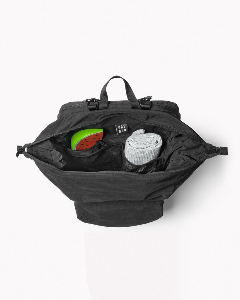 תמונה פק שוט מלמעלה של תיק החתלה גדול  בעיצוב נקי עשוי ניילון שחור ממוחזר של חברת וואן דואו one duo בה ניתן לראות את חלקת התאים הפנימית של התיק 