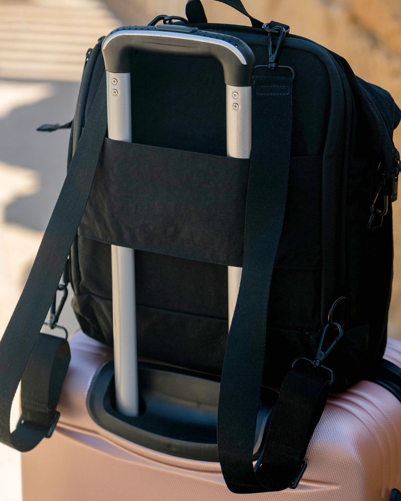 תיק החתלה שחור של חברת וואן דואו one duo עם רצועה יעודית לחיבור התיק למזוודת טרולי