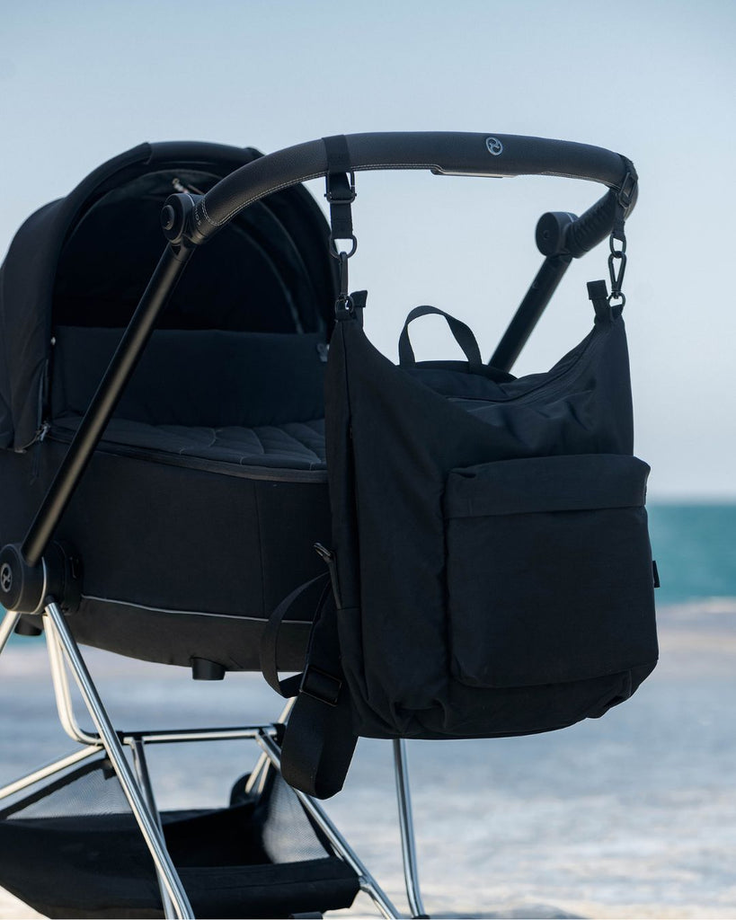 תמונת פק שוט של תיק החתלה גדול  בעיצוב נקי עשוי ניילון שחור ממוחזר של חברת וואן דואו one duo מחובר לעגלה שחורה 