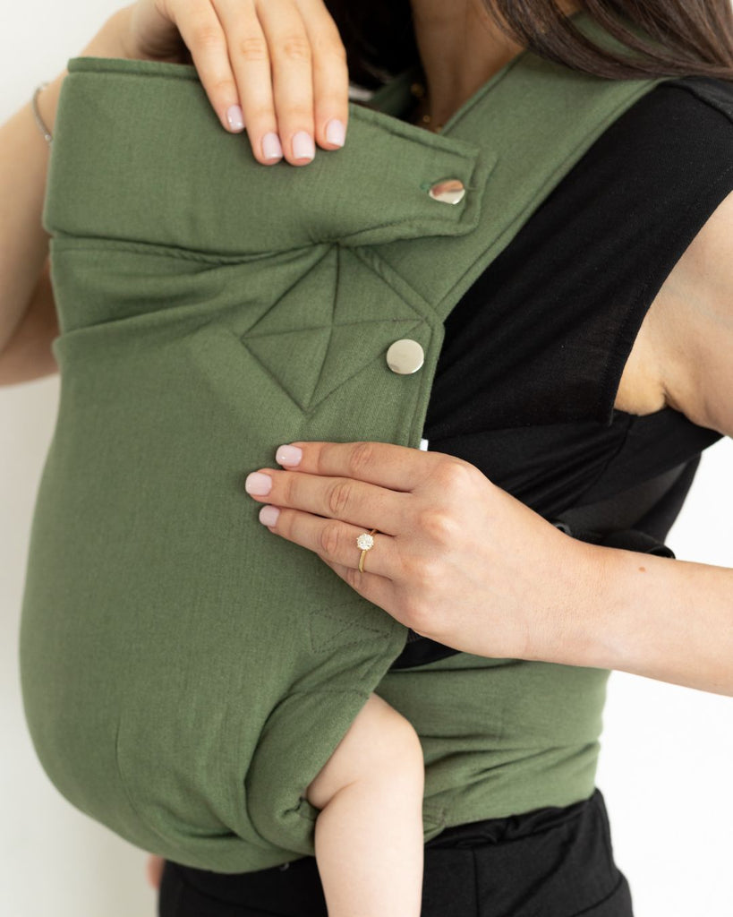 תמונת קלוז אפ על מנשא תינוק בצבע ירוק ק מבד פשתן בתנוחת בטן לבטן