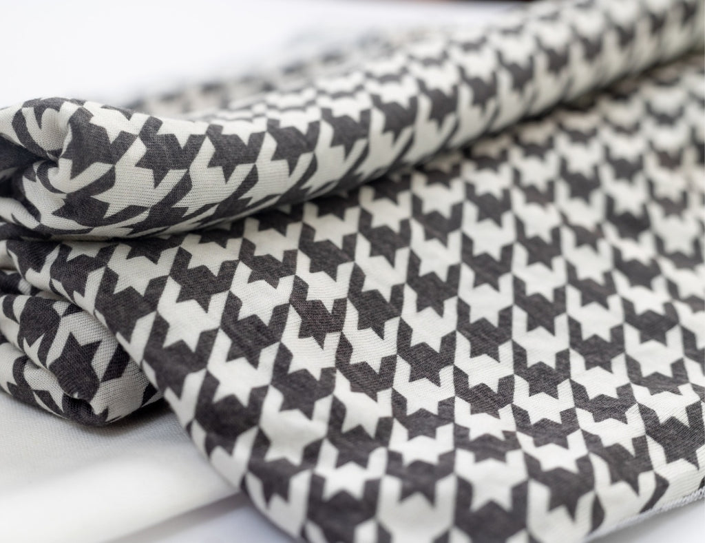 תמונת פק שוט של מנשא בד מגיל לידה מבד מודל של חברת אורבן בייבי בדוגמת פפיטה בצבעים אפור כהה וקרם 