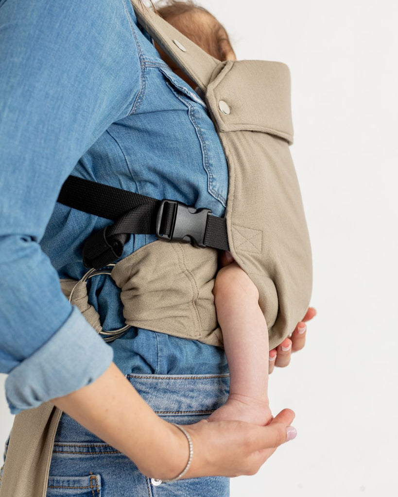 תמונה של תינוקת במנשא ילקוט של חברת אורבן בייבי בתמונת תקריב של הרגל במנשא שמראה תמיכה מברך לברך של המנשא 