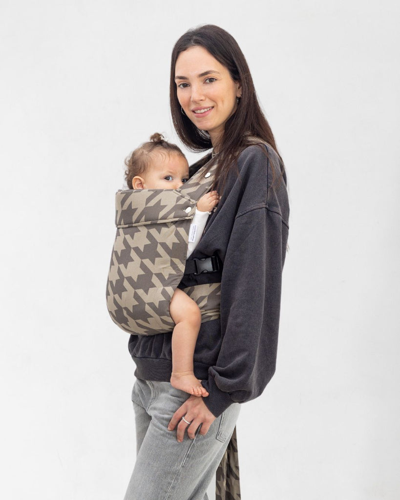 דוגמנית נושאת תינוק במנשא ילקוט ארגונומי מגיל לידה של חברת אורבן בייבי ראפ