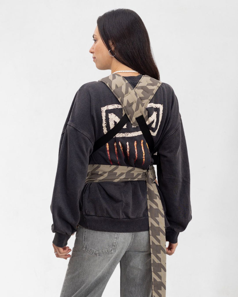 תמונת גב של דוגמנית עם מנשא תינוק ברצועות מוצלבות בגב של חברת אורבן בייבי