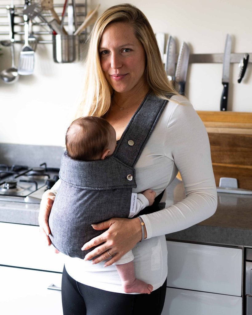 מנשא תינוק מגיל לידה של אורבן בייבי בצבע אפור, מנשא ילקוט, מנשא ללא קשירה