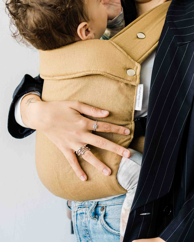 מנשא תינוק, מנשא ילקוט, מנשא ללא קשירה, מנשא פשתן, מנאש מומלץ, מנשא מגיל לידה, מנשא אורבן, מנשא חרדל, urban baby wrap מנשא לגיל שנה, מנשא לגיל שנתיים, מנשא טיולים, מנשא גב, מנשא קל לשימוש