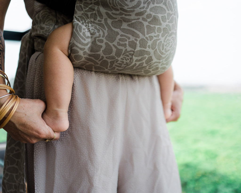 מנשא תינוק, מנשא ילקוט, מנשא ללא קשירה, מנשא פשתן, מנאש מומלץ, מנשא מגיל לידה, מנשא אורבן, מנשא חרדל, urban baby wrap מנשא לגיל שנה, מנשא לגיל שנתיים, מנשא טיולים, מנשא גב, מנשא קל לשימוש, מנשא מעוצב, מנשא יפה, ארטיפופ